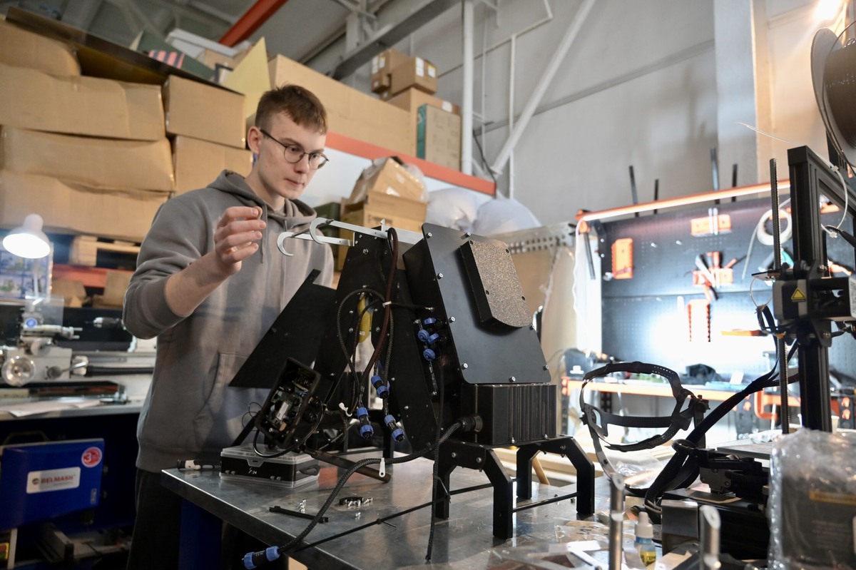    На предприятии работает около ста сотрудников, большую часть из которых составляют инженеры. Фото: Полина Зиновьева, «Областная газета»