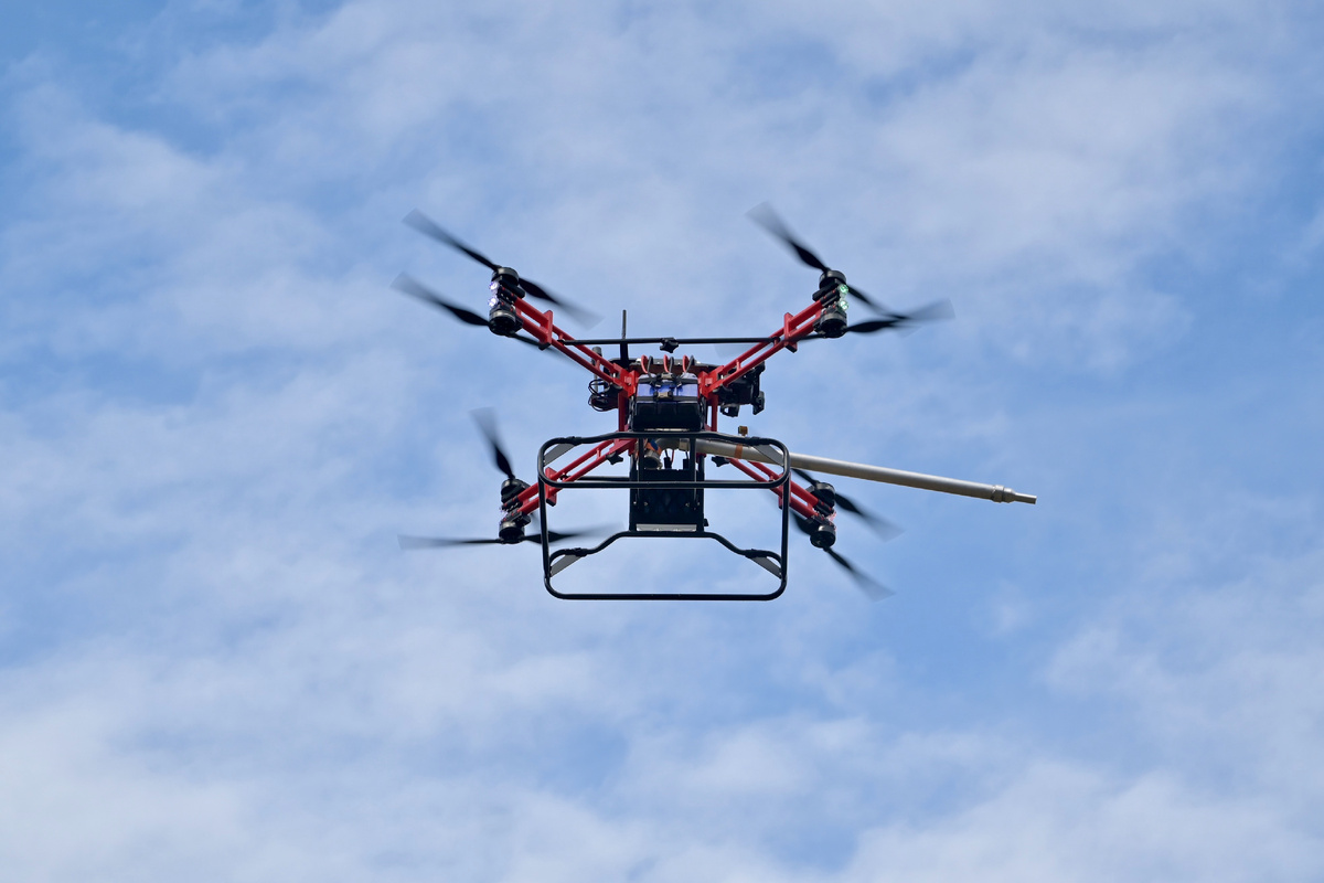 Дрон-пожарник «Грузовик М-500» поднимается на высоту до 100 метров и за несколько минут способен потушить небольшой очаг возгорания. Фото: Полина Зиновьева, «Областная газета»