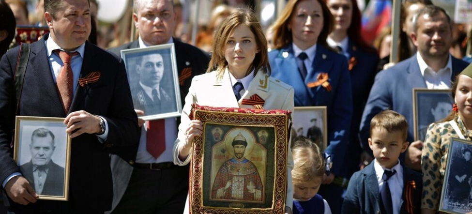 икона царя на шествии Бессмертного полка в руках Поклонской