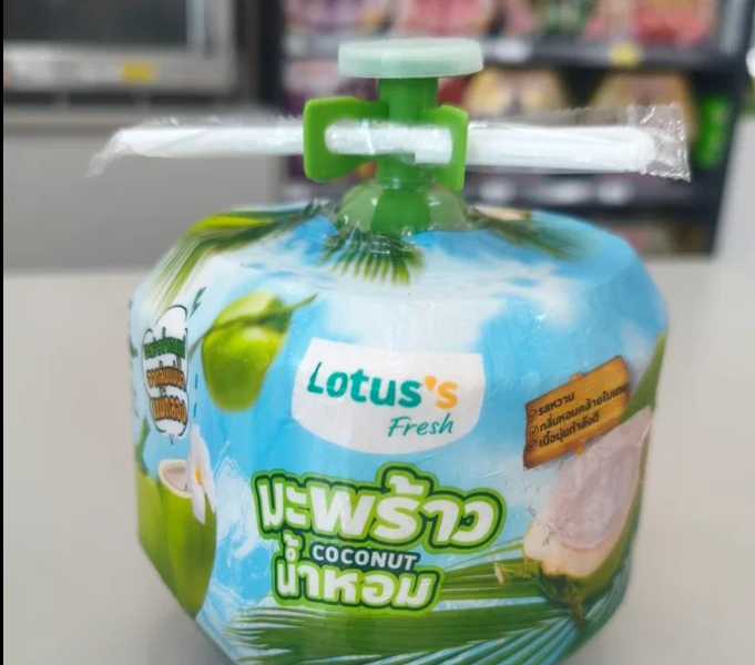 Фото автора. Кокос из магазина Lotus. Паттайя, Таиланд