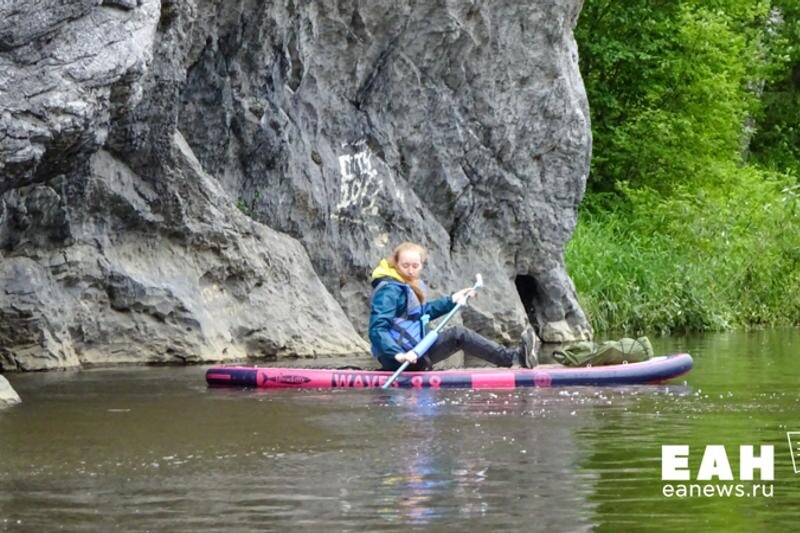    ЕАН. Девушка плывет по реке