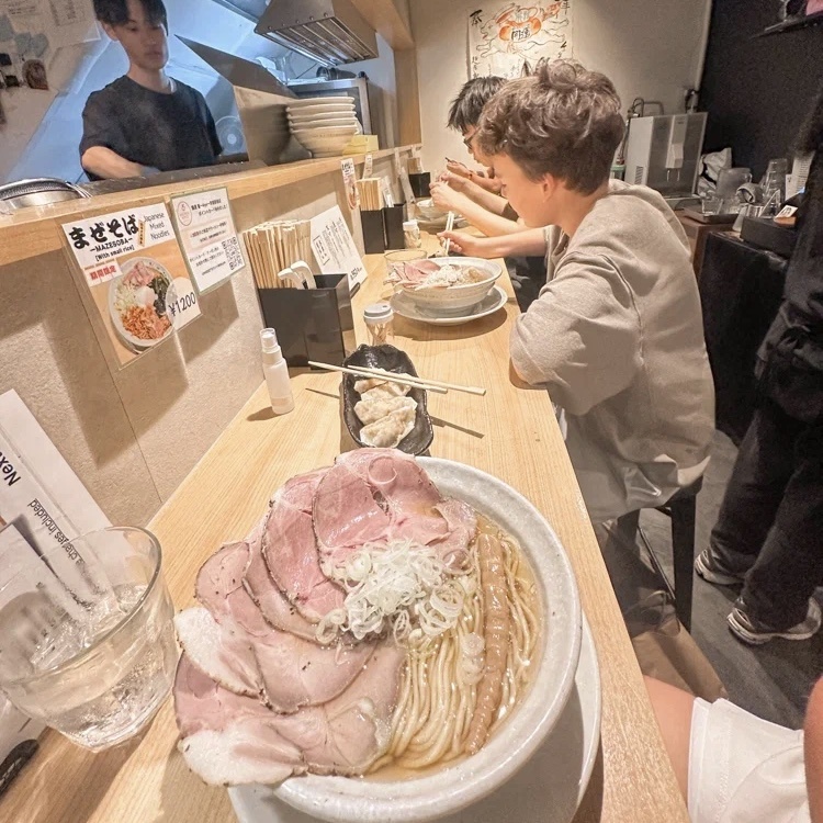 Лапша удон в прозрачном бульоне с мясом. Понятная еда для детей в Японии.