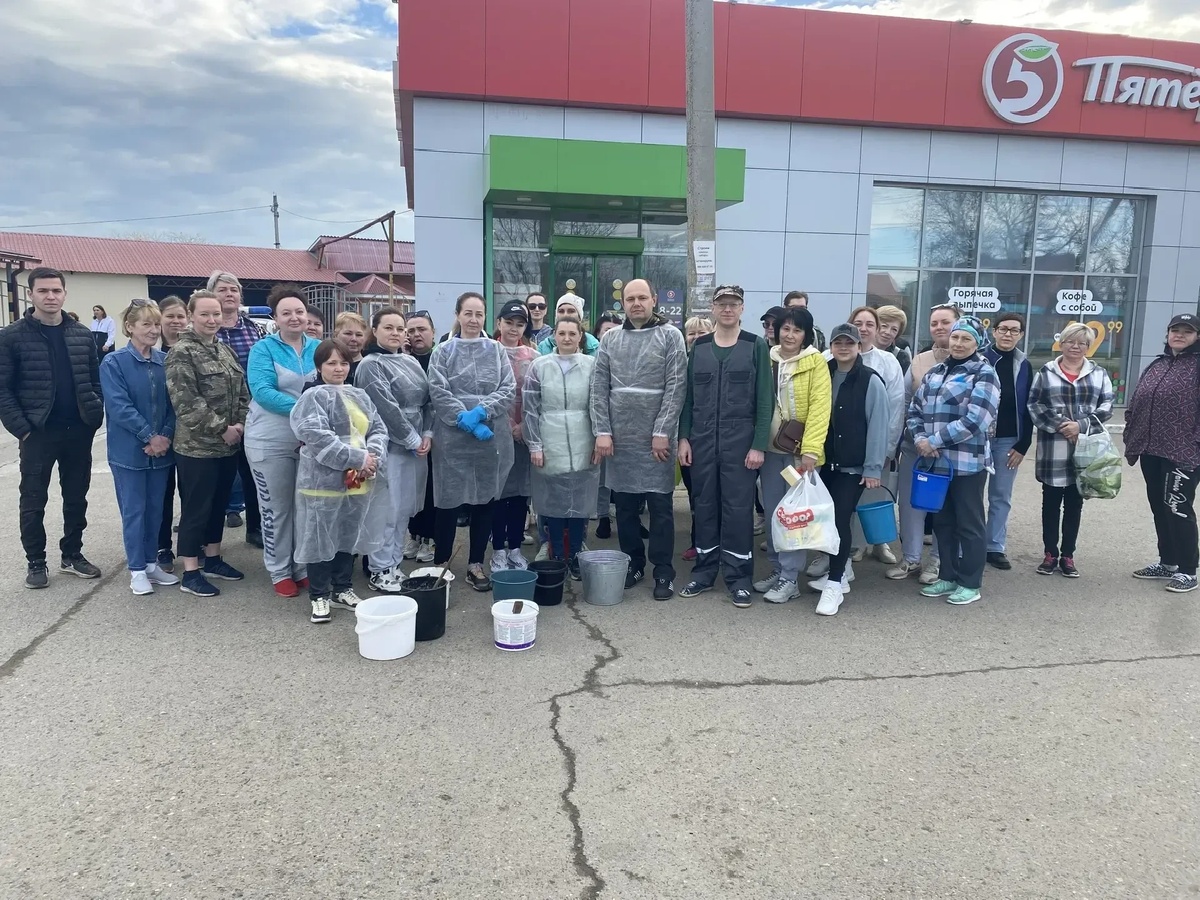 Трудовые коллективы посёлка Мостовского приводили в порядок улицы и скверы.