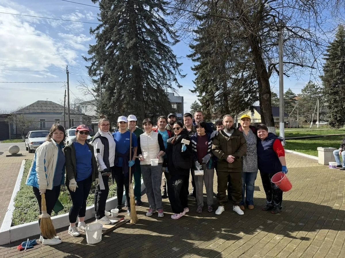 Коллектив мостовского ДК побелил деревья на улице Ленина.
