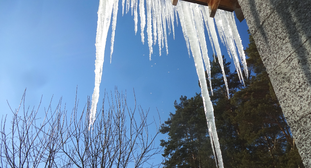 Сосулечный детектив. На нашей крыше неправильная сосулька сперва была-была, а потом вдруг — раз — и пропала