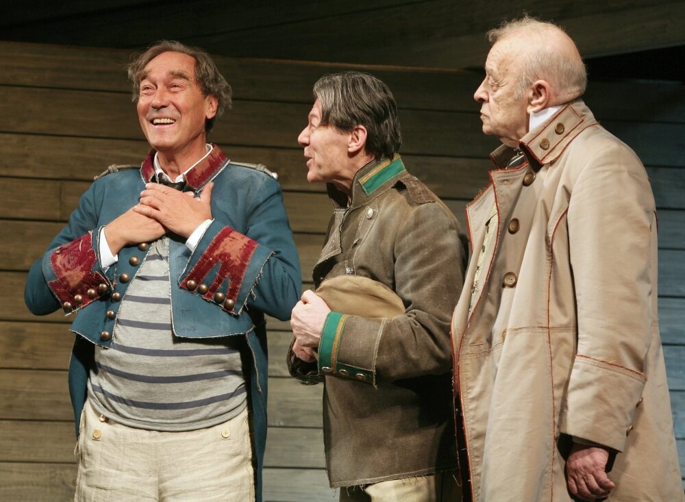 Спектакль по пьесе Н.В.Гоголя «Женитьба». На фото (слева направо): Жевакин — народный артист СССР Олег Янковский, Анучкин — народный артист РФ Александр Збруев, Яичница — народный артист СССР Леонид Броневой.