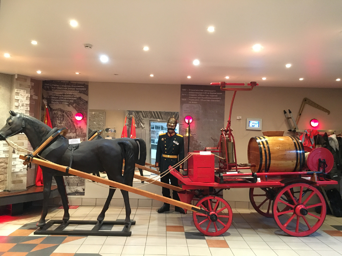 У этого манекена изначально тоже были пышные усы, но как объяснил экскурсовод, некто из посетителей их подстриг 😕