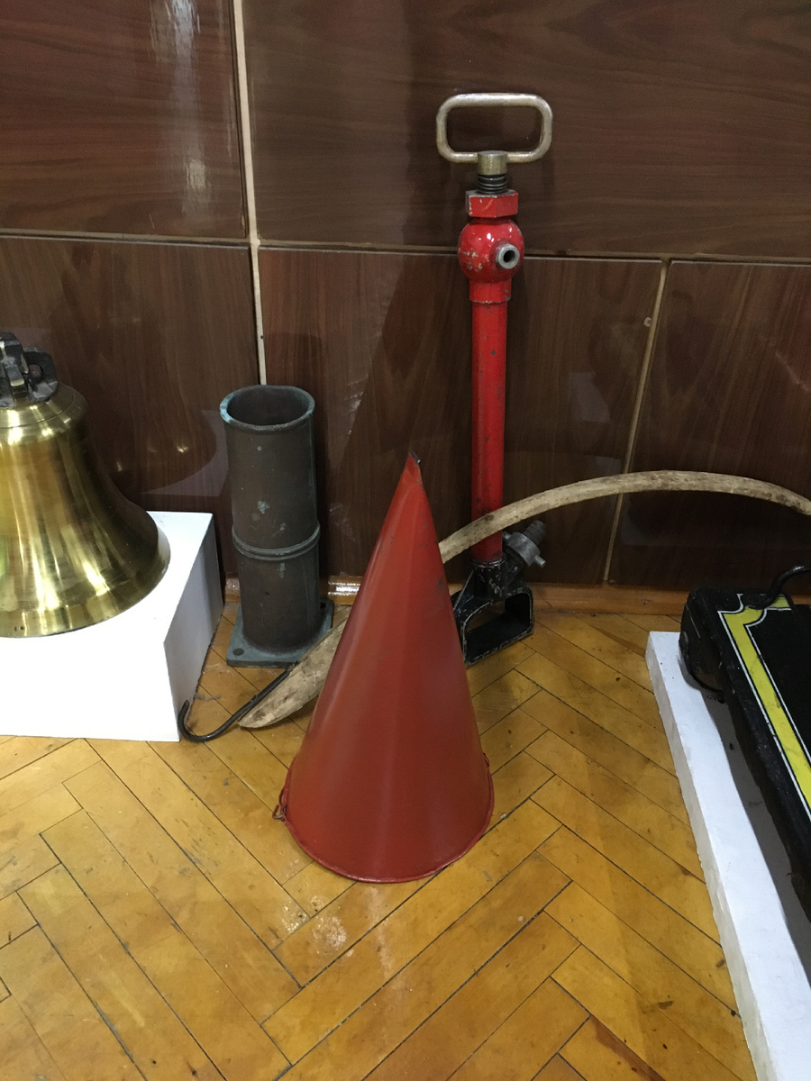 Ведро подобной формы лучше проходит в прорубь 