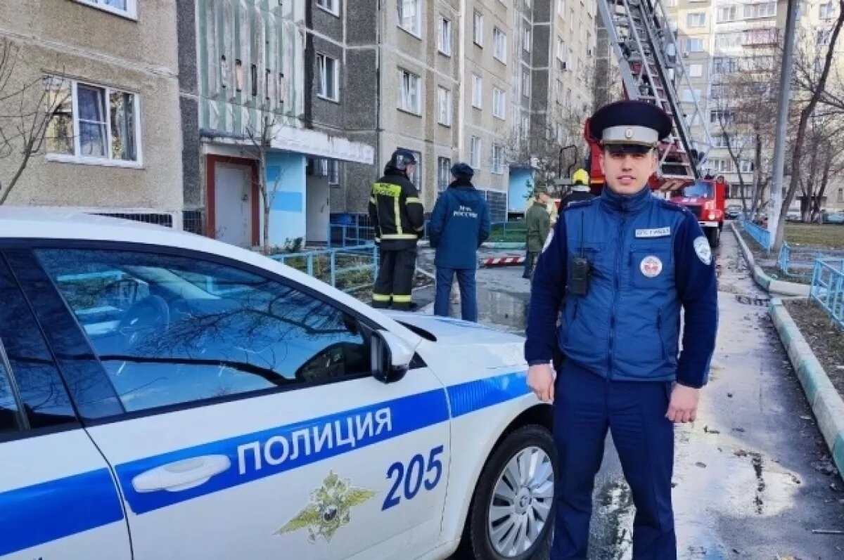    Челябинский гаишник спас подростка и домашних питомцев из огня