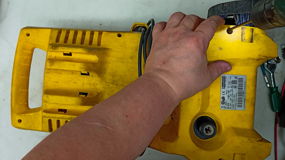 Откручивание винтов корпуса