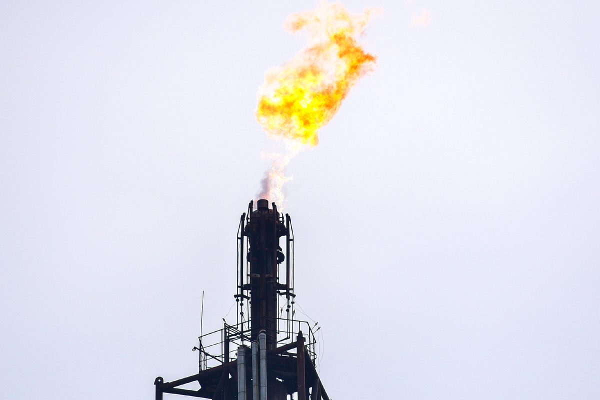 Автор фото: Владислав Ногай / ТАСС.  Факел во время сжигания попутного нефтяного газа на нефтеперерабатывающем заводе.

