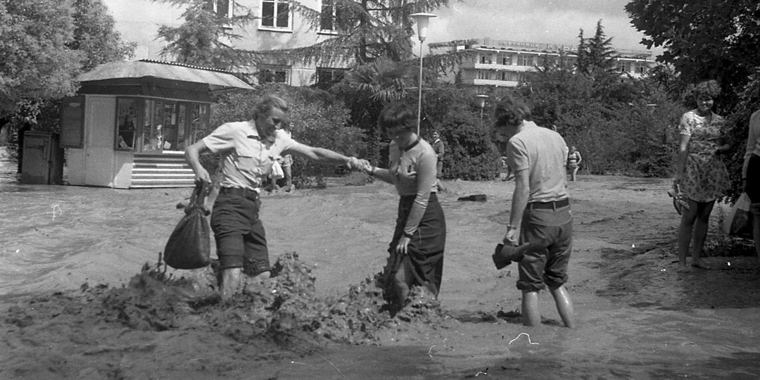 Наводнение в Сочи-1978 год. Литературу заиленную и унесенную водоворотом спасти не удалось...