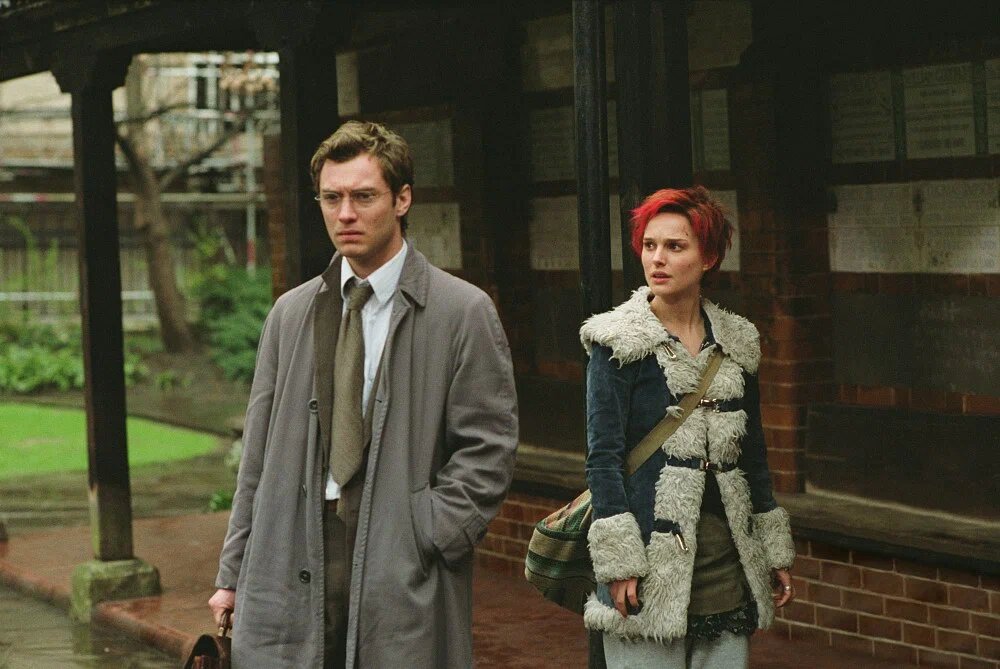 Кадр из фильма «Близость» / «Closer» (реж. Майк Николс, 2004). Дистрибуция: Columbia Pictures (США).
