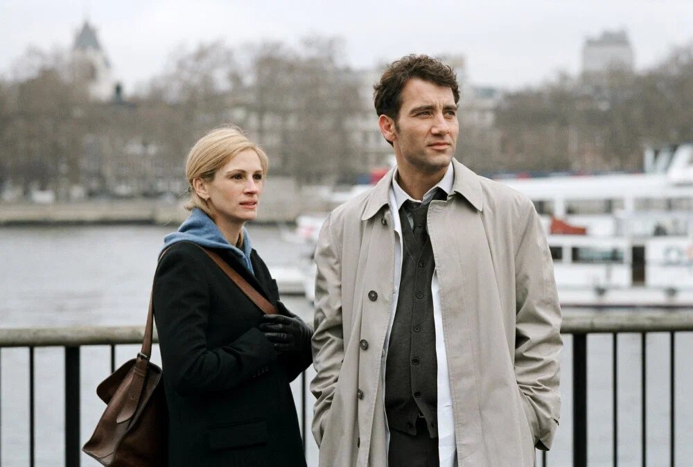Кадр из фильма «Близость» / «Closer» (реж. Майк Николс, 2004). Дистрибуция: Columbia Pictures (США).