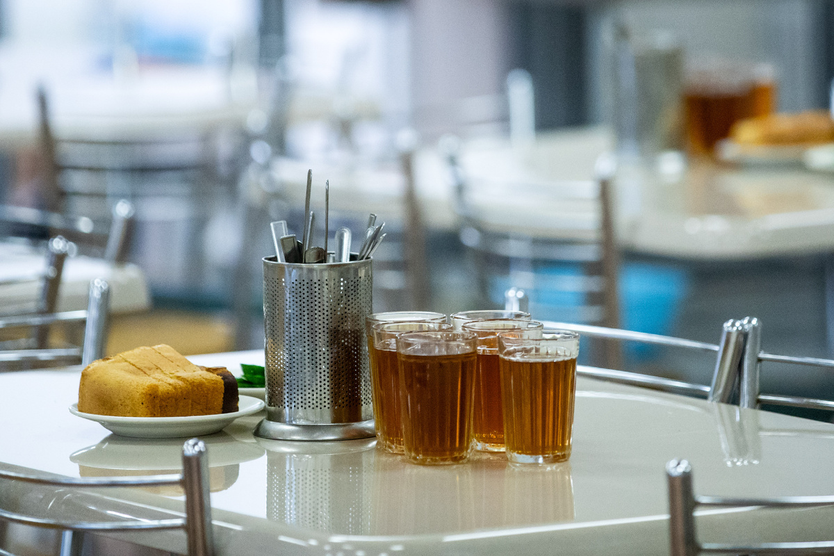 Автор фото: Илья Московец / URA.RU / ТАСС. Хлеб, чай и приборы в школьной столовой.