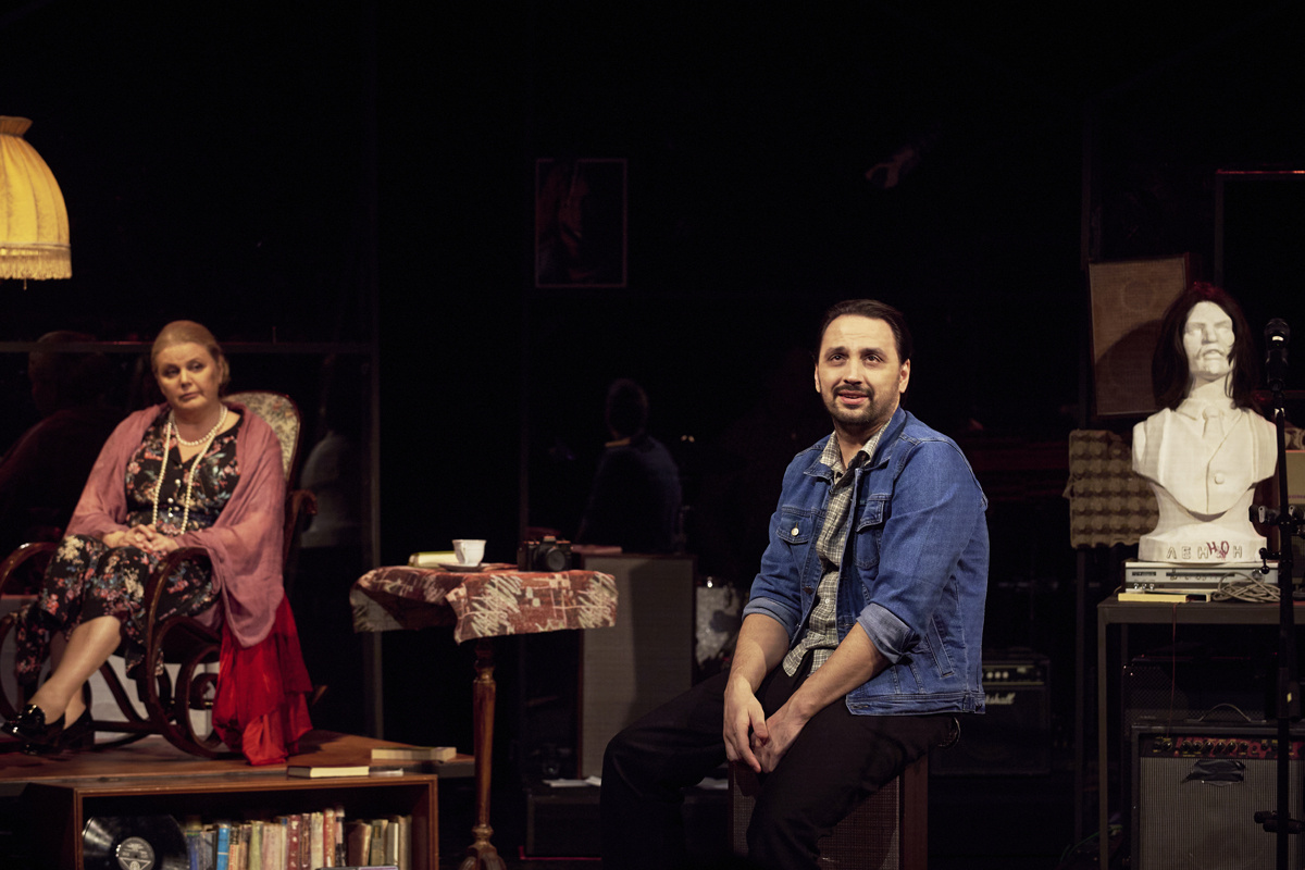 Стас Намин-Микоян вместе с мамой. Фото из открытых источников.