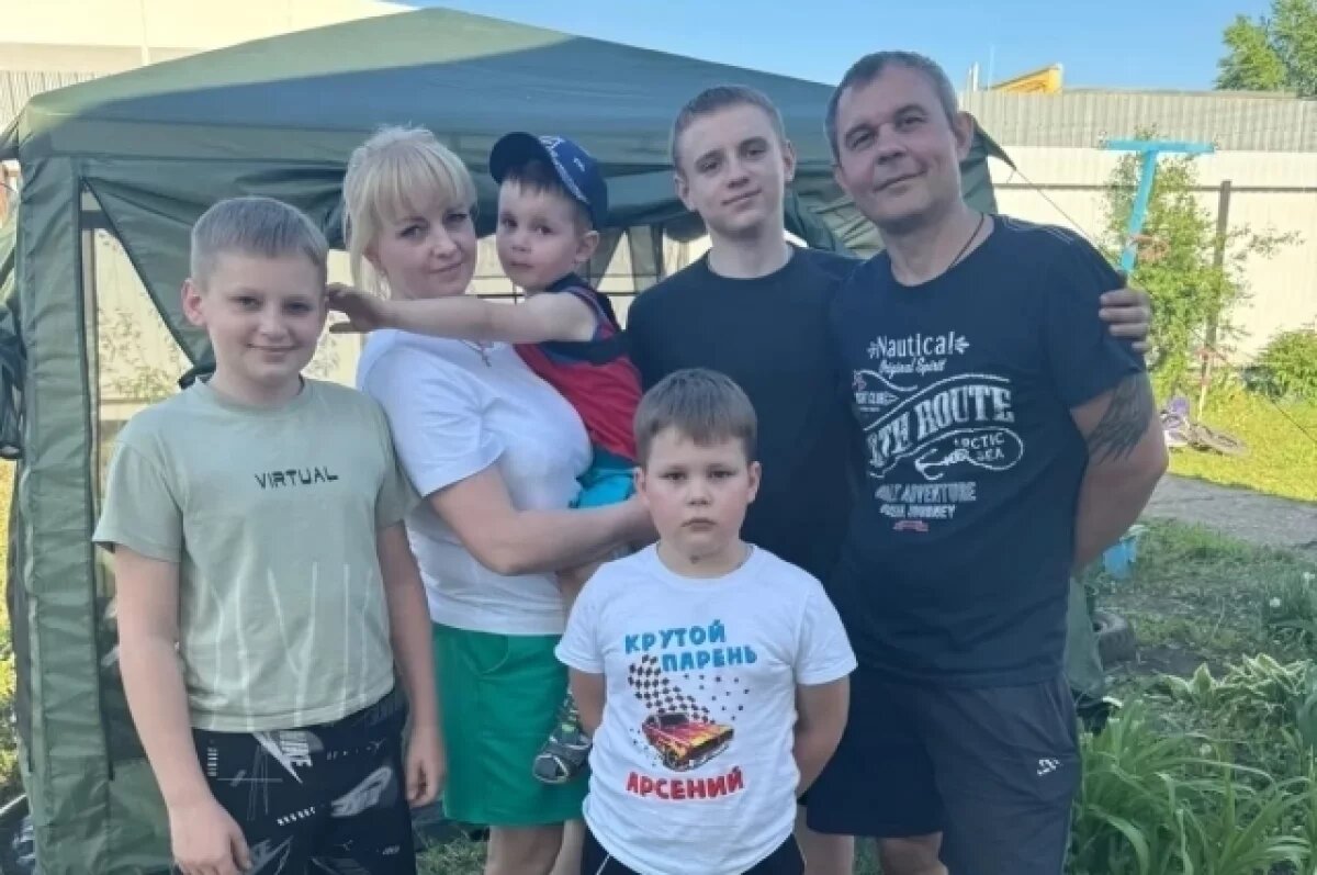    Трагедия обошла семью стороной благодаря решительности Саши (на фото крайний слева).