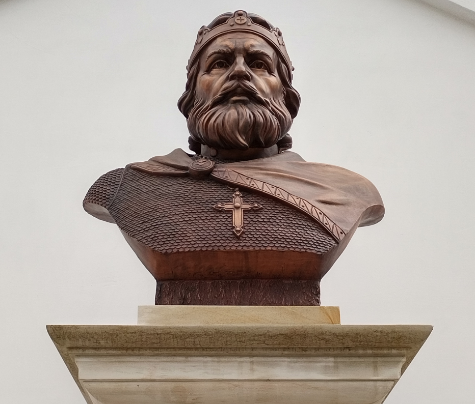 Даниил Галицкий бежал в Венгрию, бросив черных клобуков. (Бюст королю Даниилу на территории Свято-Троицкого собора в Тернополе, фото- Половко Сергей Николаевич.CC BY-SA 4.0)