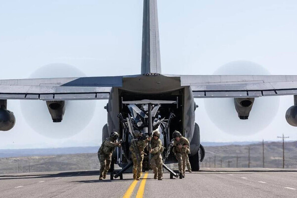 Вертолет MH-6 Little Bird со сложенными лопастями в грузовом отсеке самолета, севшего на шоссе. Эти учения оказались максимально приближенными к реальной операции в Иране / DVIDS    📷