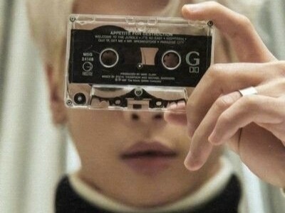 Айдол, участник Shinee. Радиоведущий, автор песен.