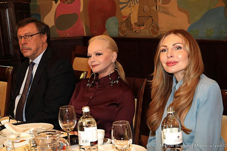 Фемида во сне и наяву: Лариса Долина и Наталья Бочкарёва примерят на себя «Мечты Фемиды»