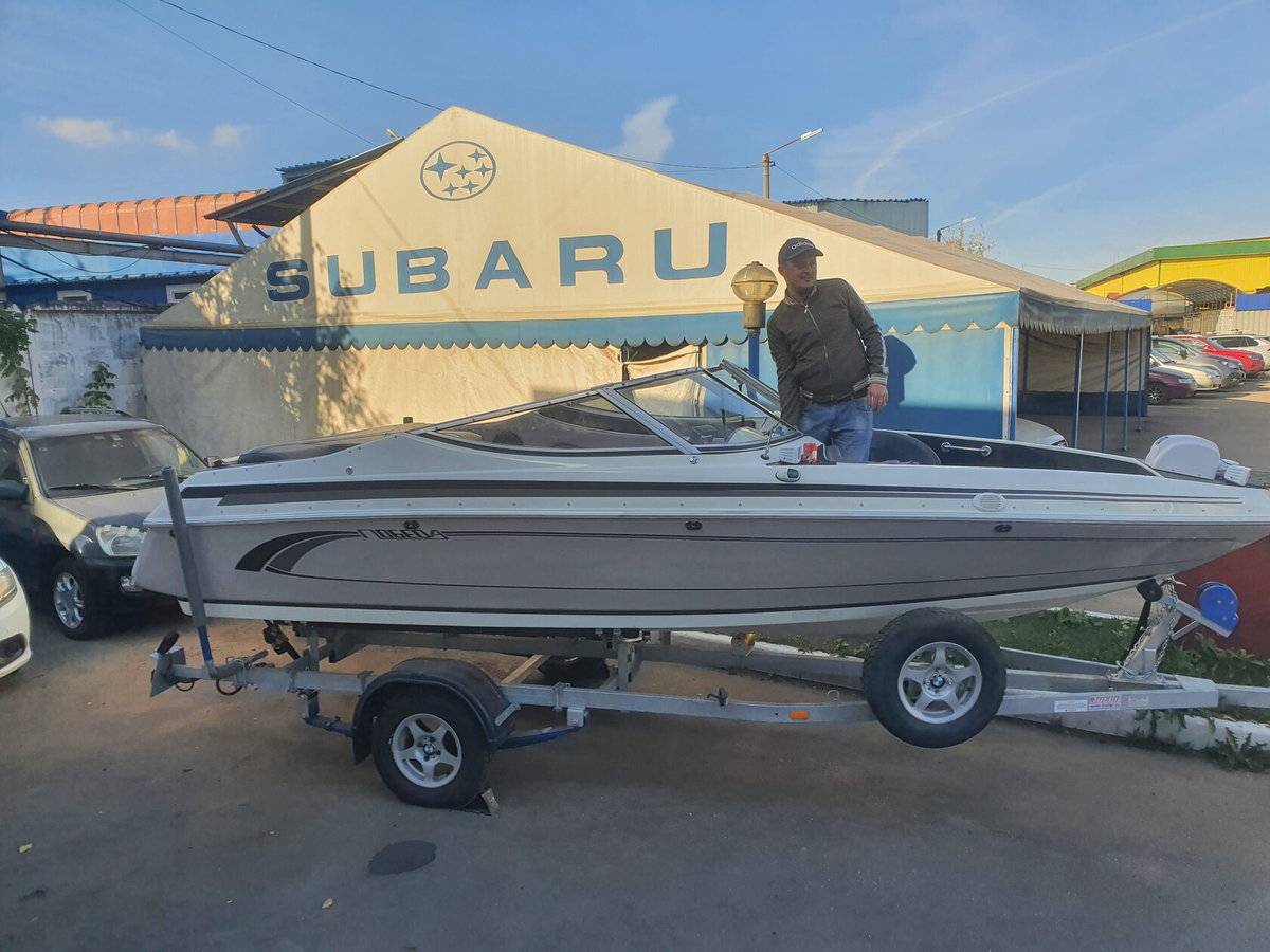 лодка к слову только на фотографиях выглядит не большой, а так она здоровенная