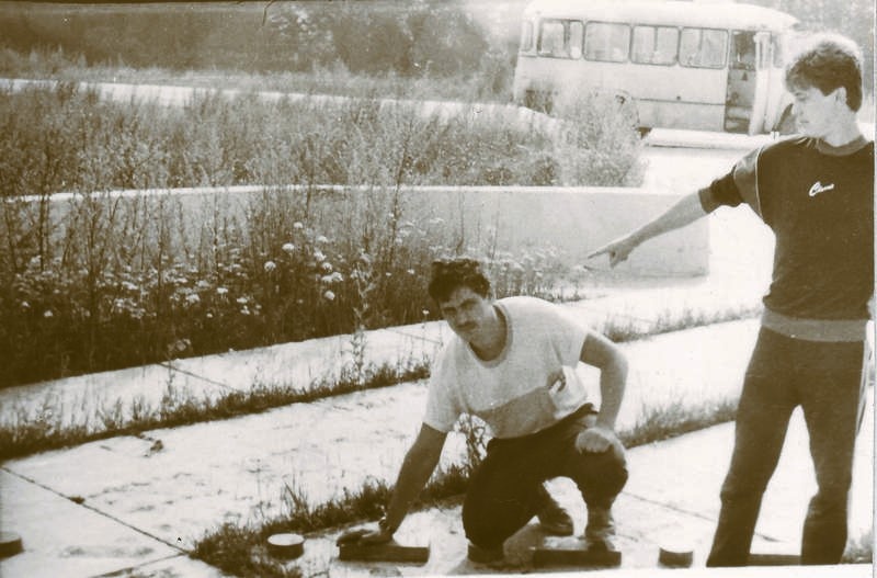 1990 год. С.И. Аксёненко и Н.В. Пономарёв возле условной границы Европы и Азии.
