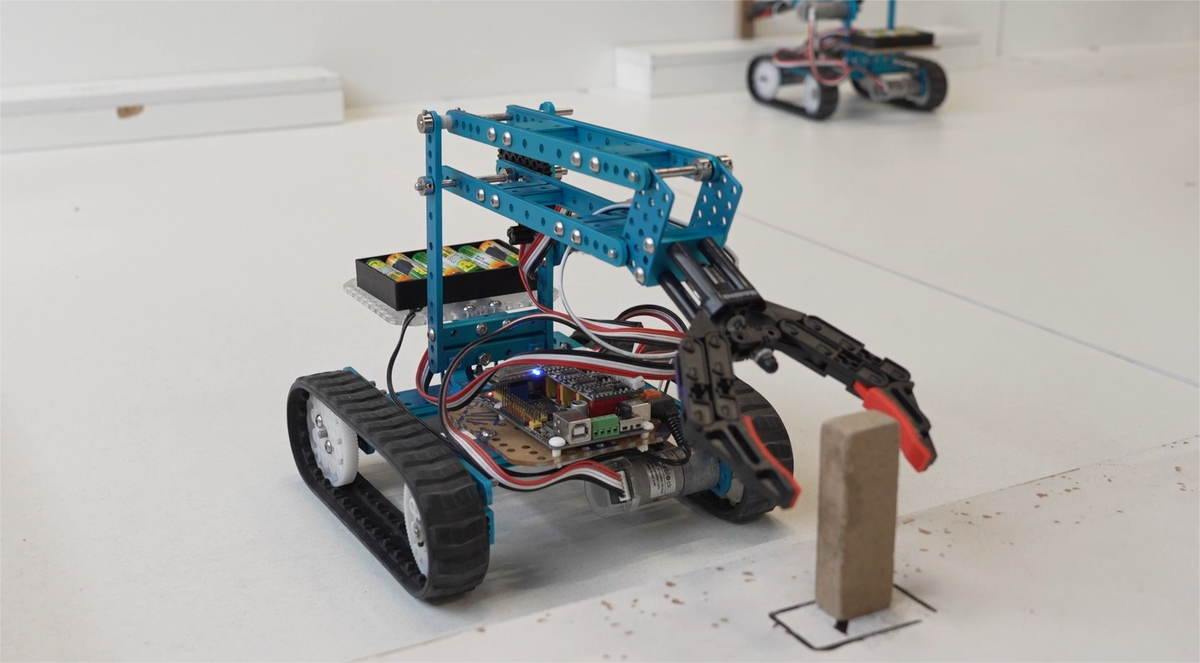 Занятие по робототехнике в УМЦ «Авангард»