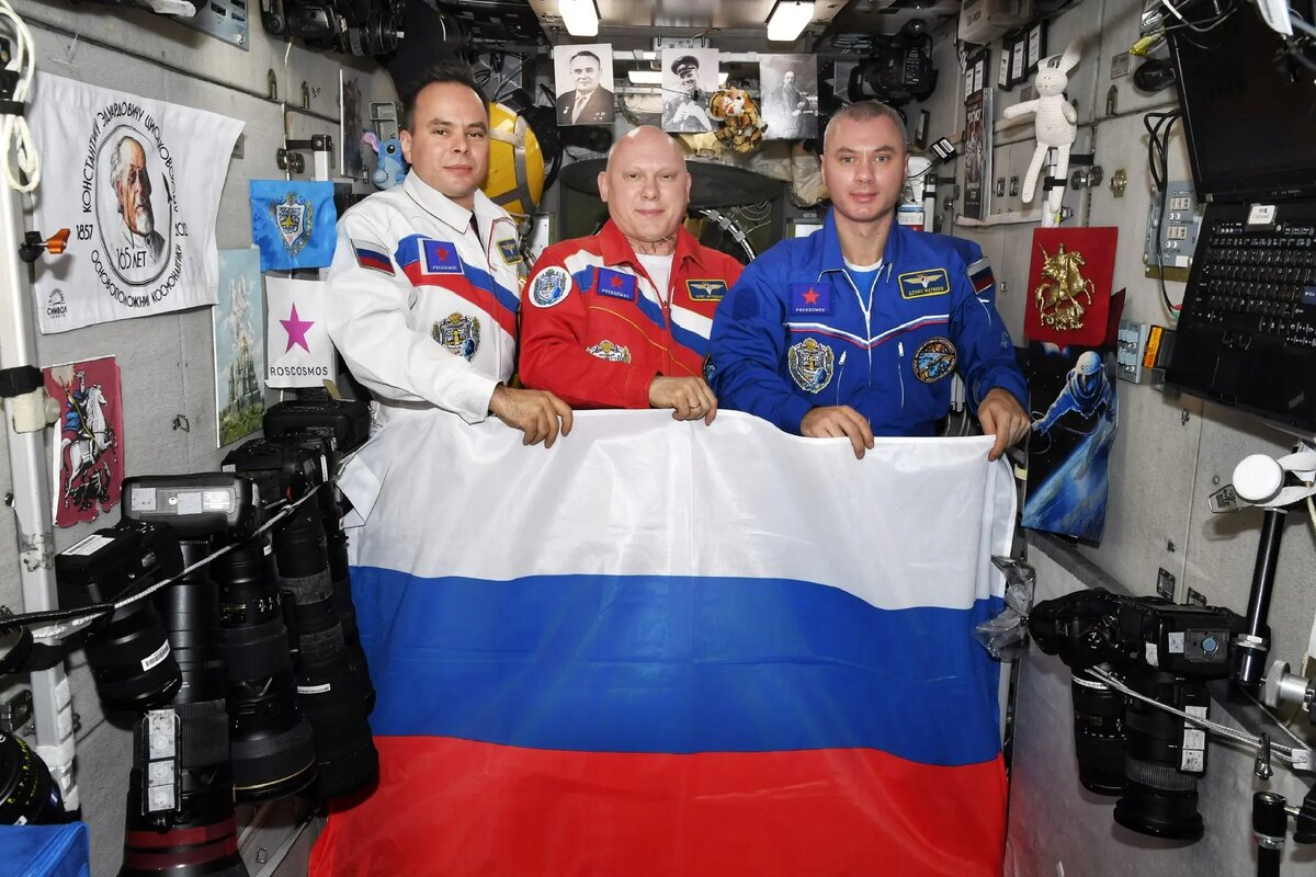 Бауманский экипаж в составе командира корабля Олега Артемьева и двух бортинженеров: Дениса Матвеева и Сергея Корсакова