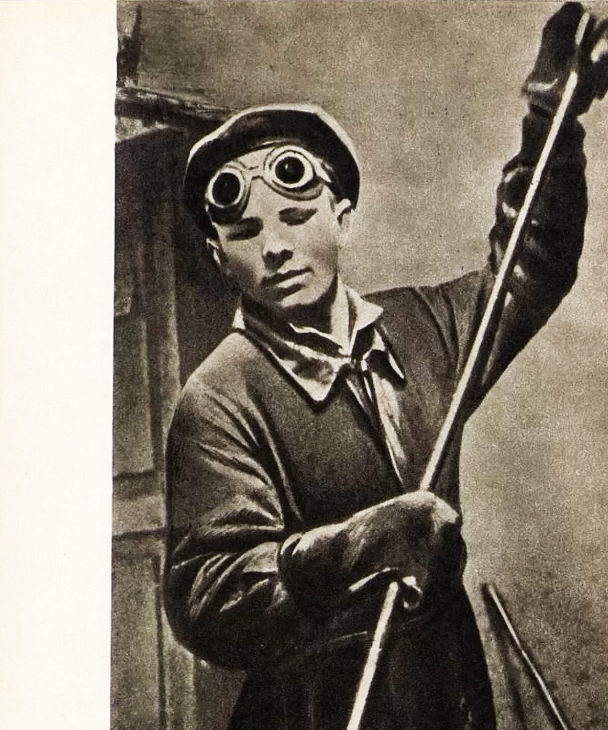 Юрий Гагарин в литейном цехе Люберецкого завода сельскохозяйственных машин им. Ухтомского. Издательство «Планета» Издание 1969 г.