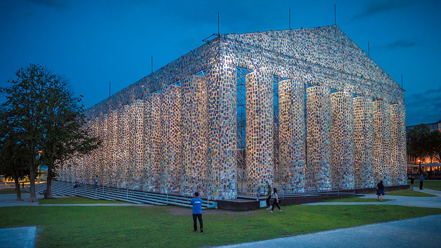 Книжный Парфенон. Марта Минухин. 2017. El Partenón de libros. Marta Minujín. 2017
