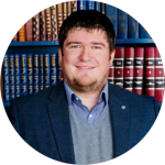 «Та­кая кон­цен­тра­ция уго­лов­ных дел сре­ди выс­ше­го ру­ко­вод­ства ре­ги­о­на, окру­жа­ю­ще­го гу­бер­на­то­ра Кон­дра­тье­ва, го­во­рит о глу­бо­кой си­стем­ной кор­руп­ции в топ-гос­ап­па­ра­те Ку­ба­ни. В клас­си­че­ской по­ли­ти­че­ской мо­де­ли столь мас­штаб­ная дис­кре­ди­та­ция ко­ман­ды неиз­беж­но ве­дет к доб­ро­воль­ной от­став­ке пер­во­го лица. Од­на­ко в те­ку­щих ре­а­ли­ях мы на­блю­да­ем ин­фан­тиль­ную по­пыт­ку ди­стан­ци­ро­вать­ся от соб­ствен­ных же про­те­же, что лишь под­чер­ки­ва­ет управ­лен­че­ский па­ра­лич», – по­яс­нил Чу­ма­ков.