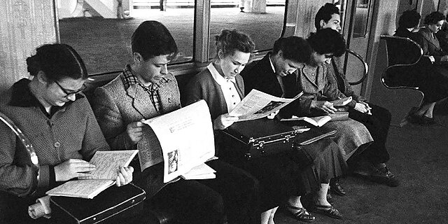 «Москва читает». Пассажиры московского метро с газетами и книгами, 1960 год. Фото: М. Трахман / Главархив Москвы / CC BY 4.0.