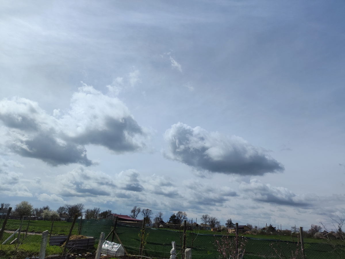 Темные облачка на сером фоне