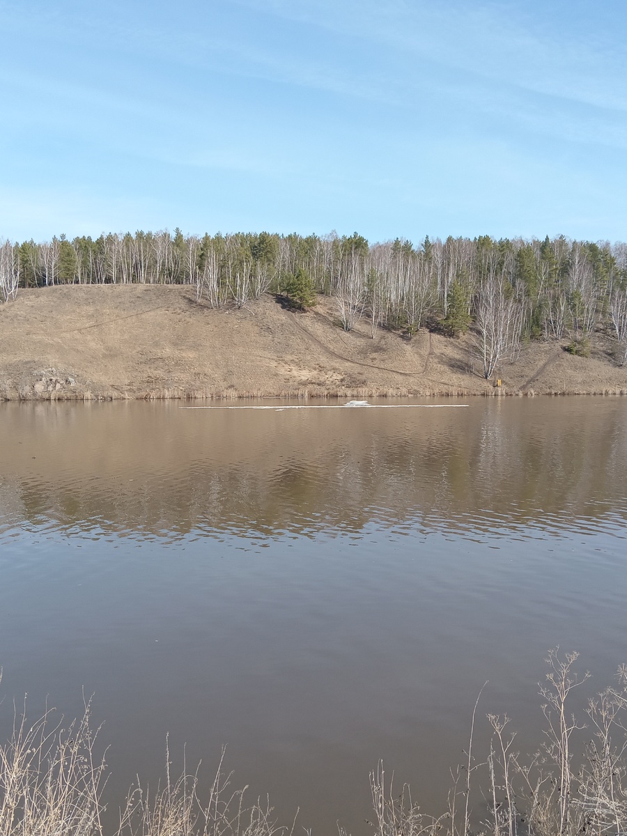 Фото из личного архива автора. Плывет одинокая льдина. Конечно когда природа заиграет сочной зеленью, вид будет ещё лучше. 