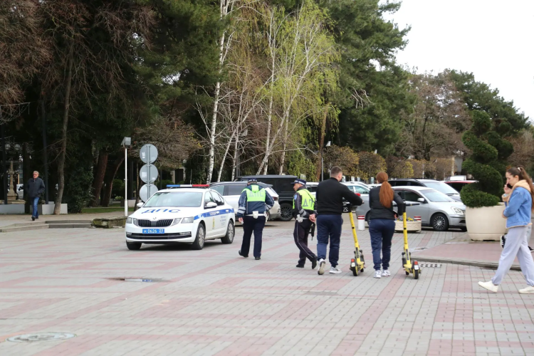 Долой самокатчиков: набережную Геленджика просят оставить только для пеших прогулок