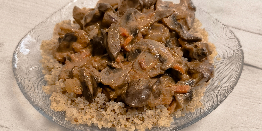 Нежная куриная печень с шампиньонами в сметане: быстрый ужин за 30 минут!