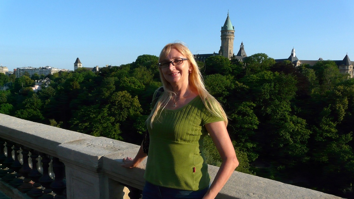 Люксембург за один день. Я на фоне здания Государственного сберегательного банка Люксембурга