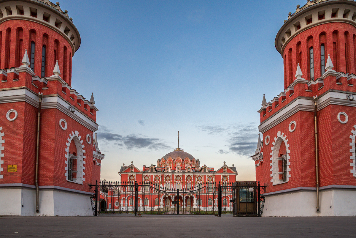 У главных ворот