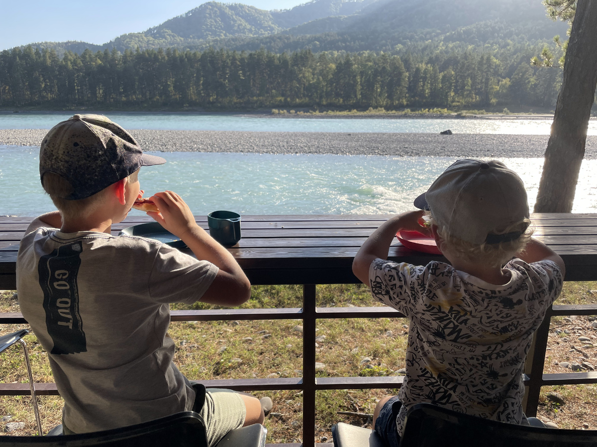 Веранды в Алтике с видом на Катунь