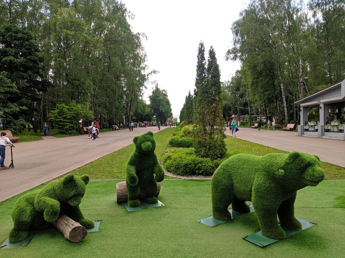 Мотайте фото кнопкой справа