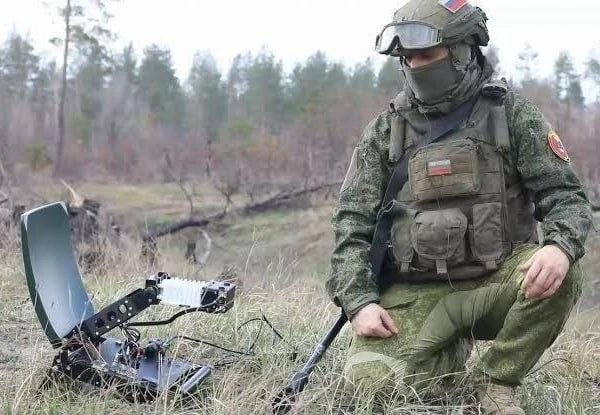 ВС РФ в зоне проведения специальной военной операции начали массово получать спутниковые терминалы отечественного производства «Спирит-030». Российская разработка стала альтернативой отключённому Starlink, источник сообщество Дневник Десантника в мессенджере МАХ