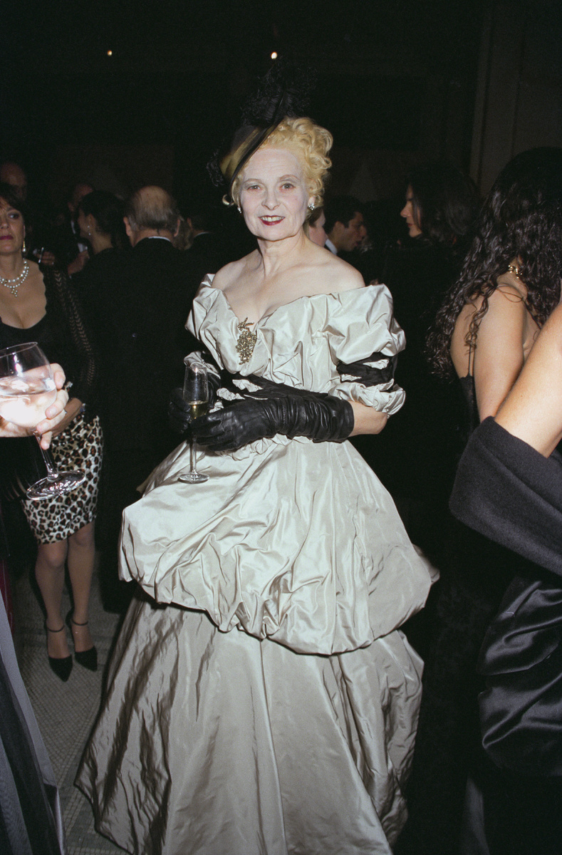    Вивьен Вествуд на приеме в музее Виктории и Альберта в 1998 году.Photo by Dave Benett/Getty Images