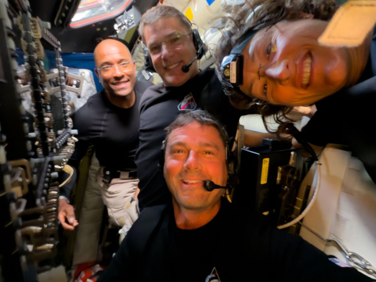 NASA📷Рид Уайзман, Виктор Гловер, Кристина Кох и Джереми Хансен