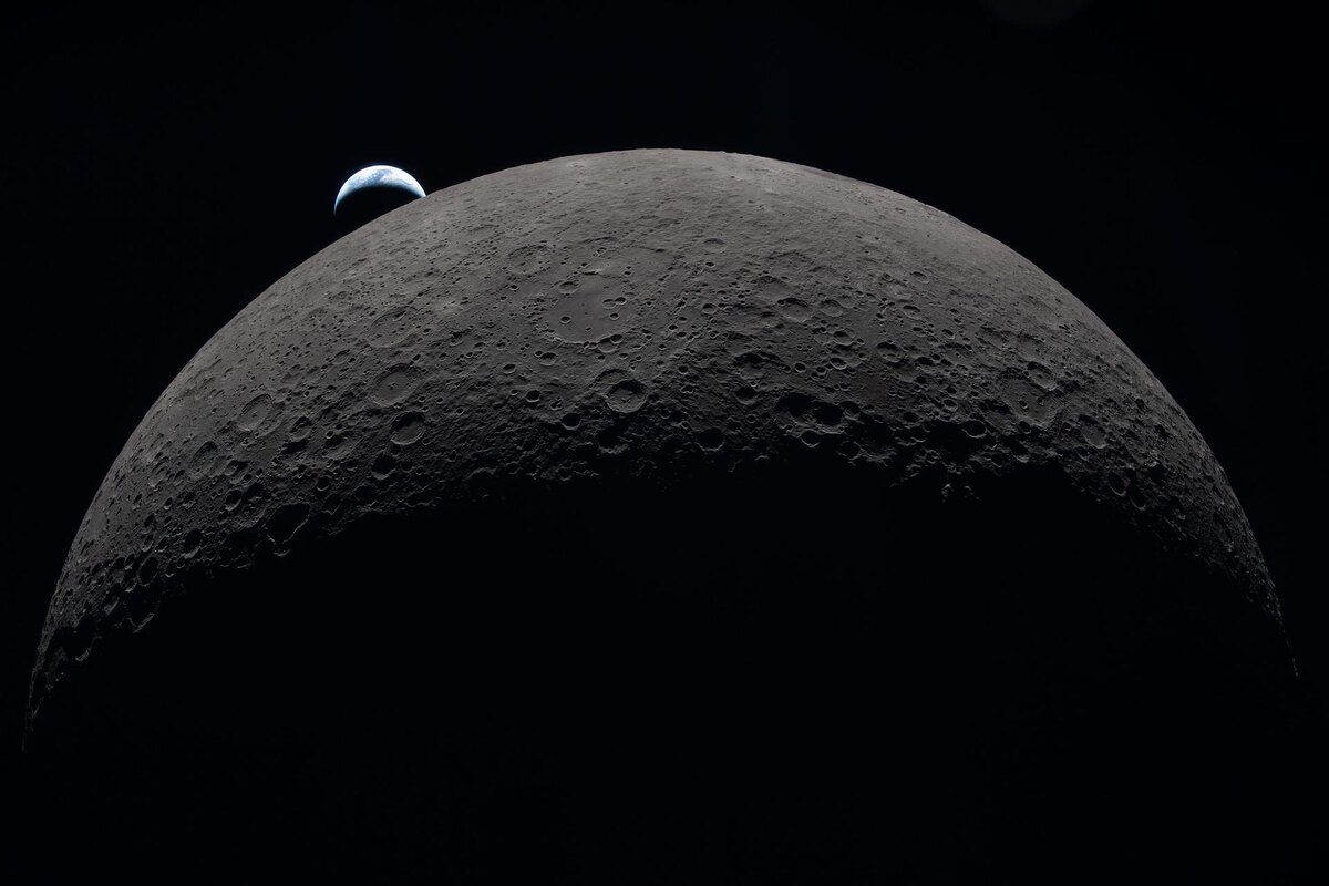 NASA📷Снимок, сделанный экипажем миссии «Артемида II» с обратной стороны Луны