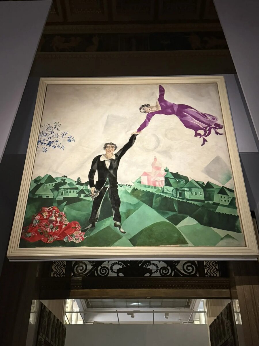 "Прогулка". На картине Шагал, его жена Белла и Витебск