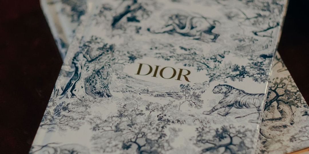 Секрет "Жуи" - Toile de Jouy: почему самый «женственный» принт на самом деле придумал суровый инженер (и при чем тут печать денег).