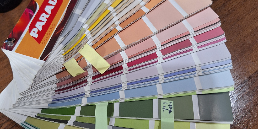 А я опять за обоями. Готовлюсь к ремонту. Взяла с собой цветовую палитру. Иду в Химторг. Купила обои пока на маленькую комнату