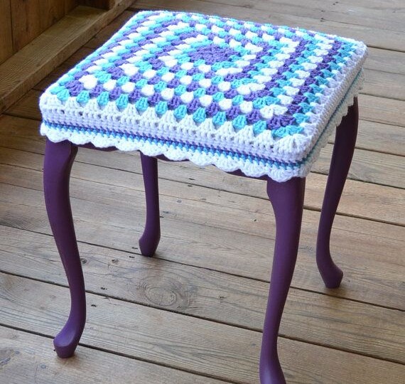 Вязаные чехлы на сидение стульев. Схемы и идеи для вдохновения.