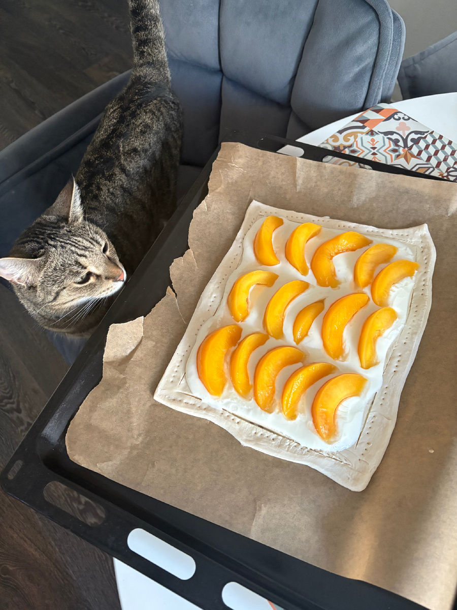 Слоеное тесто, творожный сыр, сахарная пудра и консервированные персики